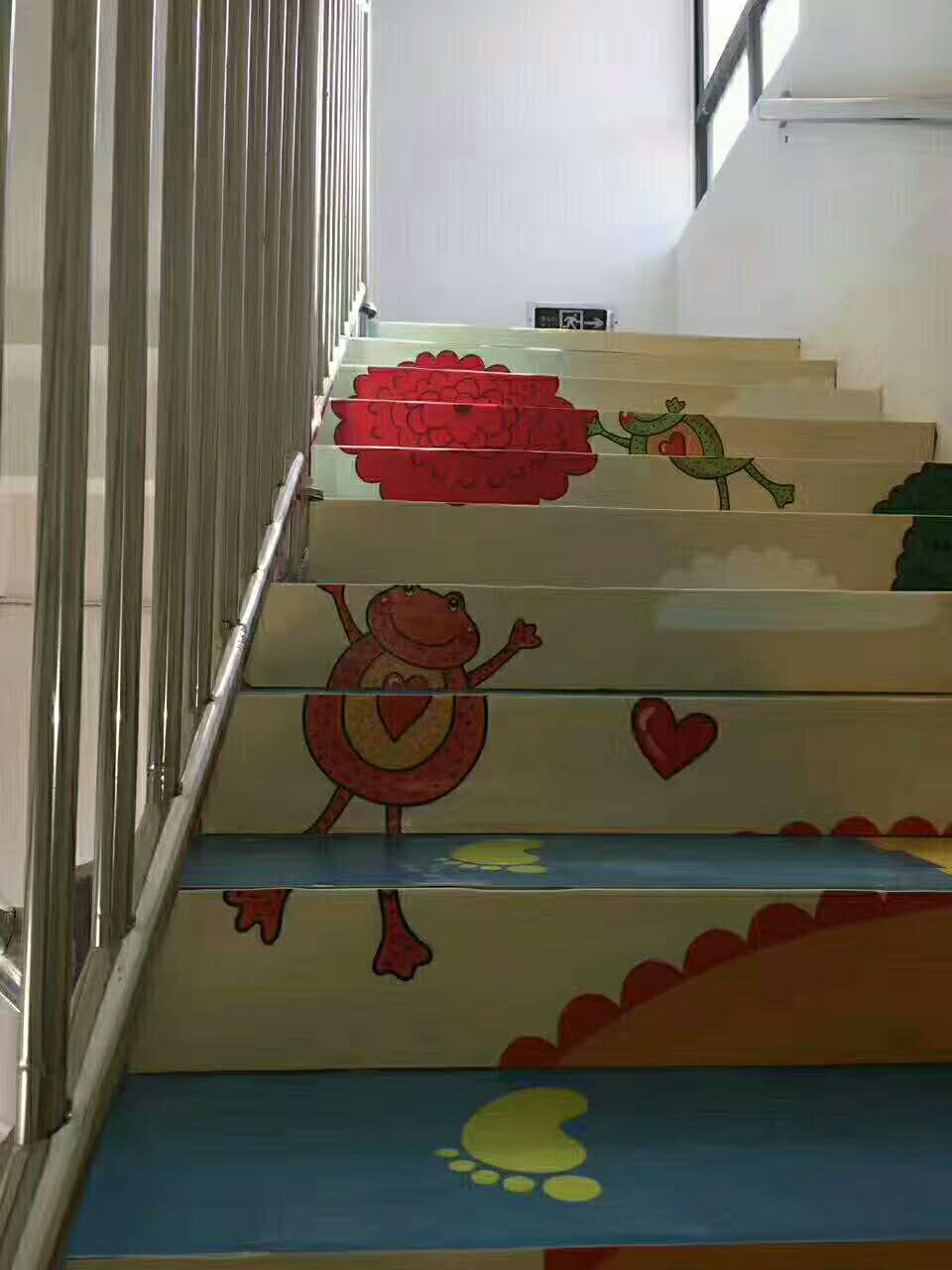 J9直营集团个性定制地板—楼梯踏步居然可以这样