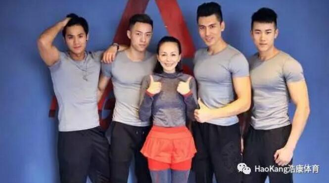 J9直营集团健身房地板打造潮流健身房，帅哥靓妹都喜欢去这里流汗