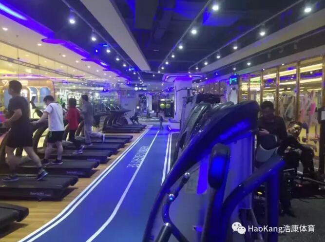 J9直营集团健身房地板打造潮流健身房，帅哥靓妹都喜欢去这里流汗