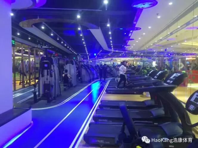 J9直营集团健身房地板打造潮流健身房，帅哥靓妹都喜欢去这里流汗