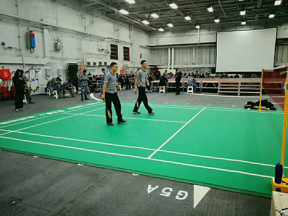 又一神迹—J9直营集团羽毛球专用地胶铺进航空母舰辽宁舰